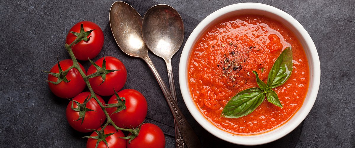 Tomates y salsa de tomate servida en un plato. | Foto: Shutterstock