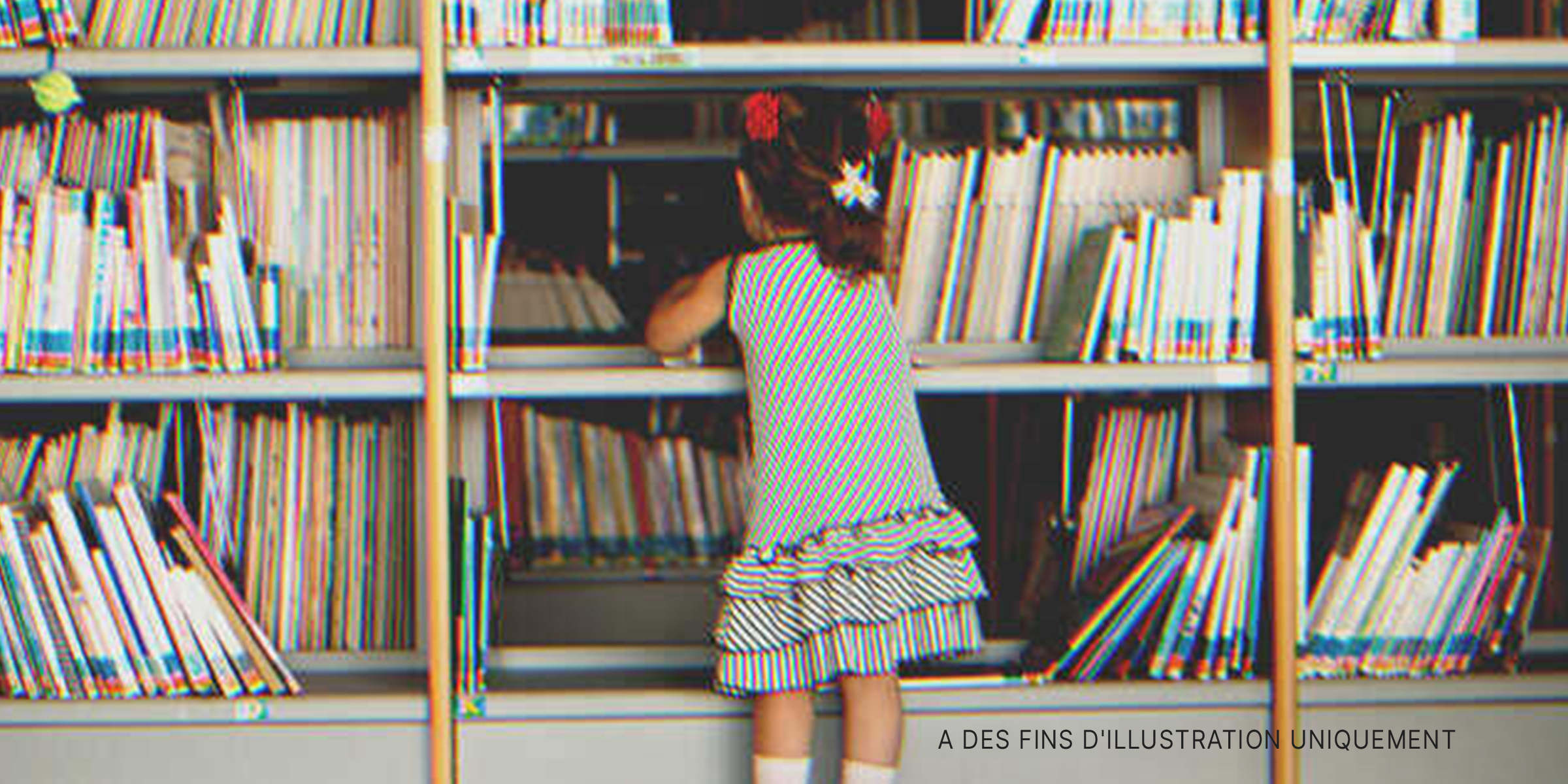 Un petite fille cherchant un livre | Source : Shutterstock
