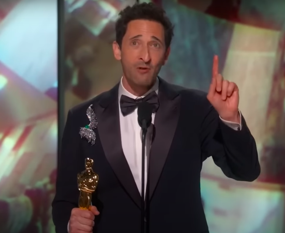 Adrien Brody explaining how he was wrapping up with his acceptance speech. | Source: YouTube/ABC News