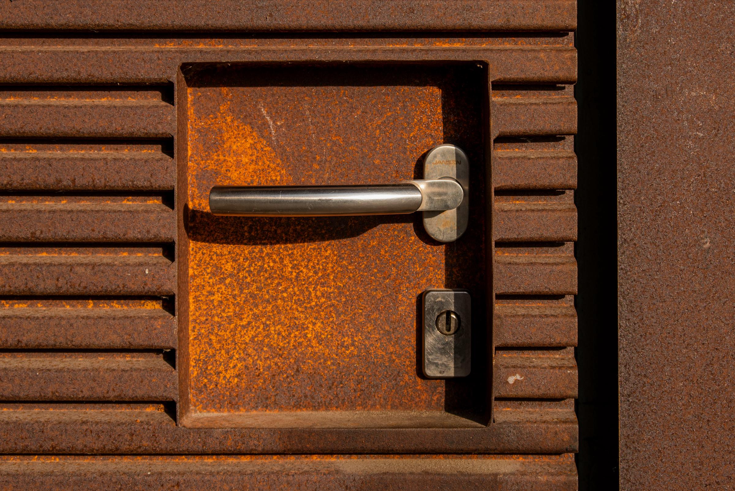 A rusted steel safe | Source: Unsplash