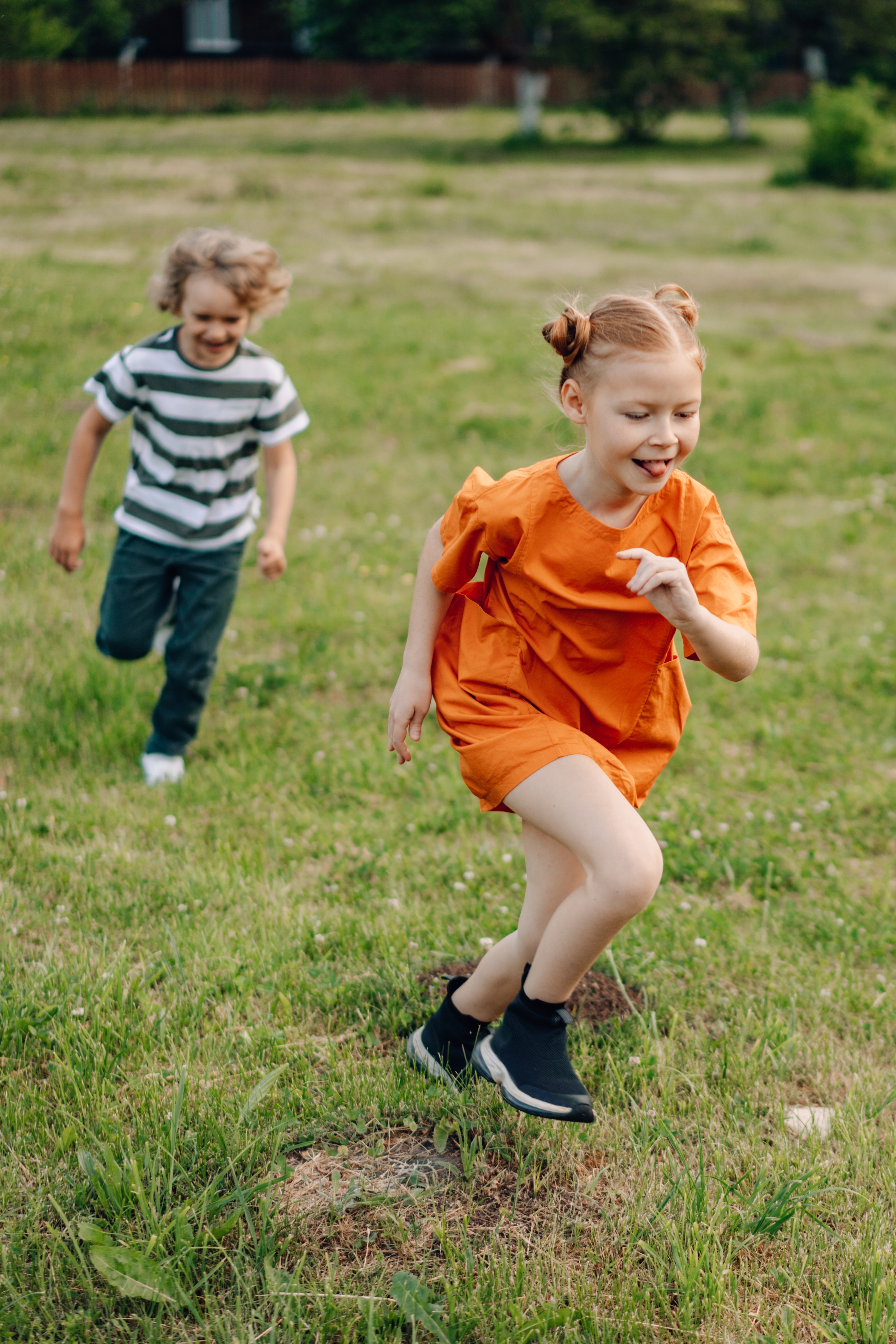Die beiden Kinder rannten weg, als sie Michael und Sandra sahen. | Quelle: Pexels
