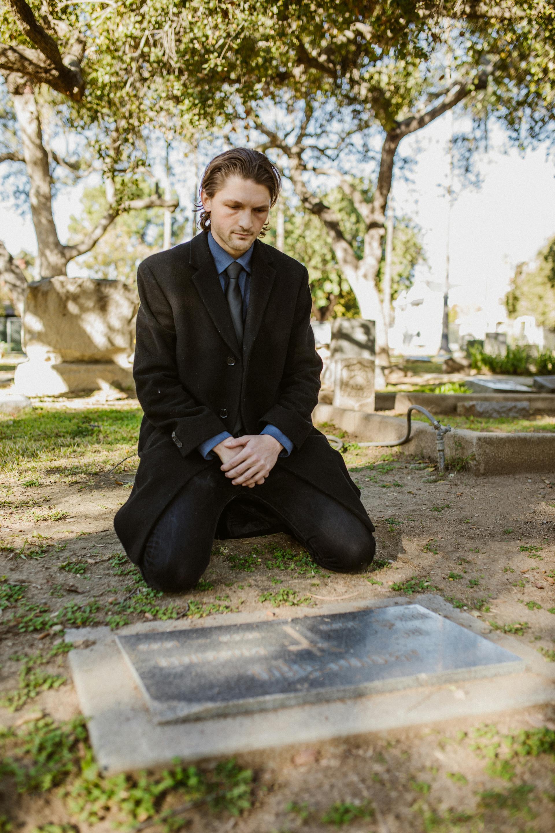 A young man at a grave | Source: Pexels