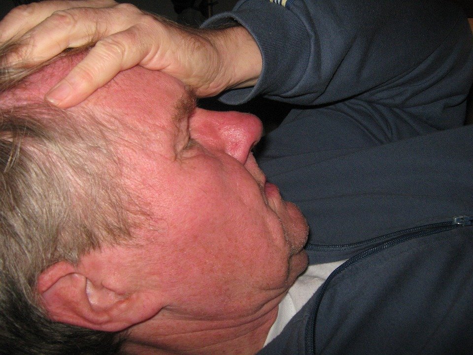 Hombre con dolor de cabeza| Foto: Pixabay Hombre con dolor de cabeza| Foto: Pixabay