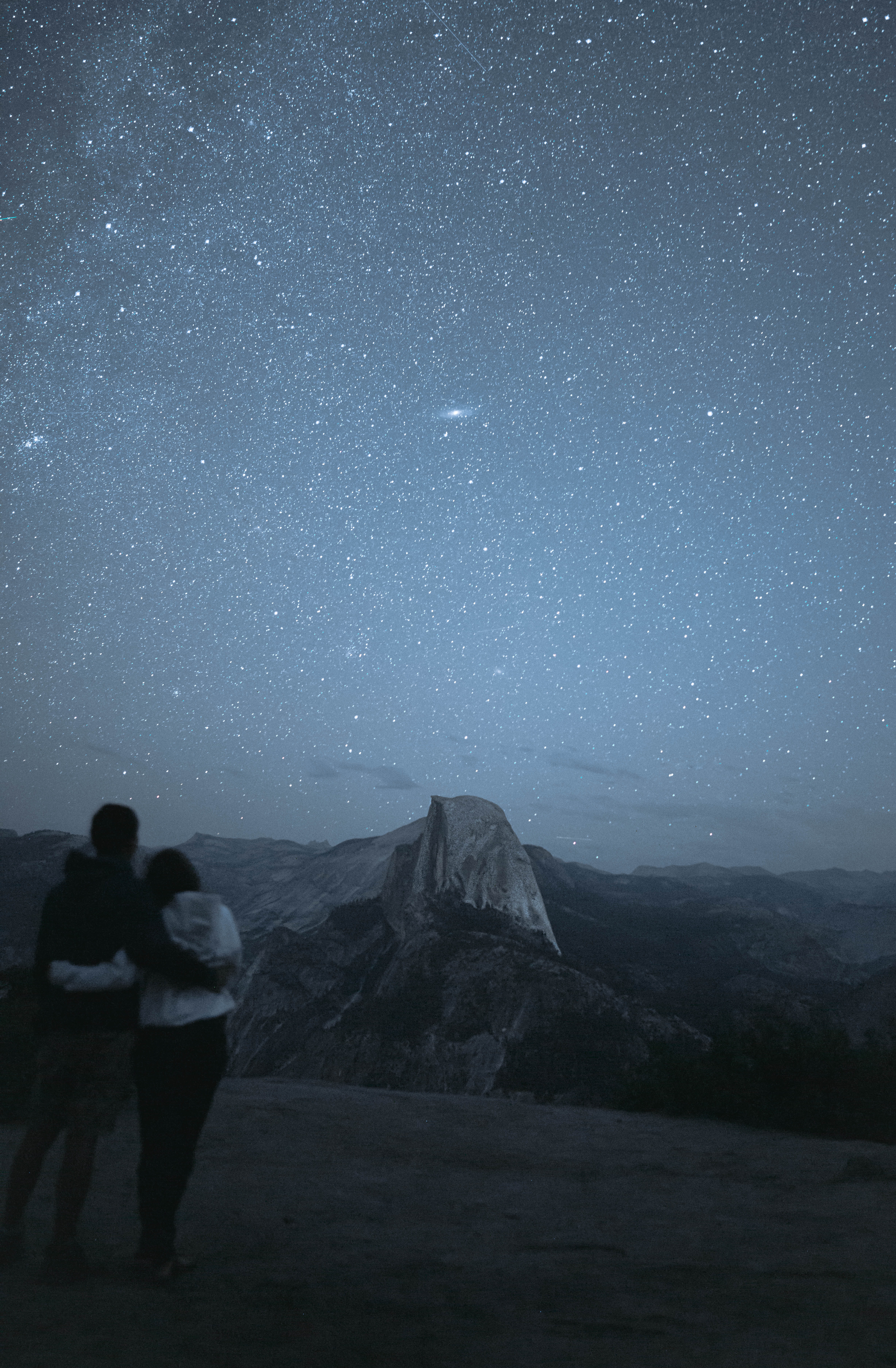 A couple gazing at the stars. | Source: Pexels