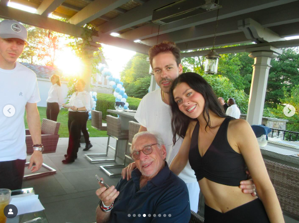 Nicola posing for a photo with her dad, Nelson Peltz, and other relatives. | Source: Instagram/nicolaannepeltzbeckham