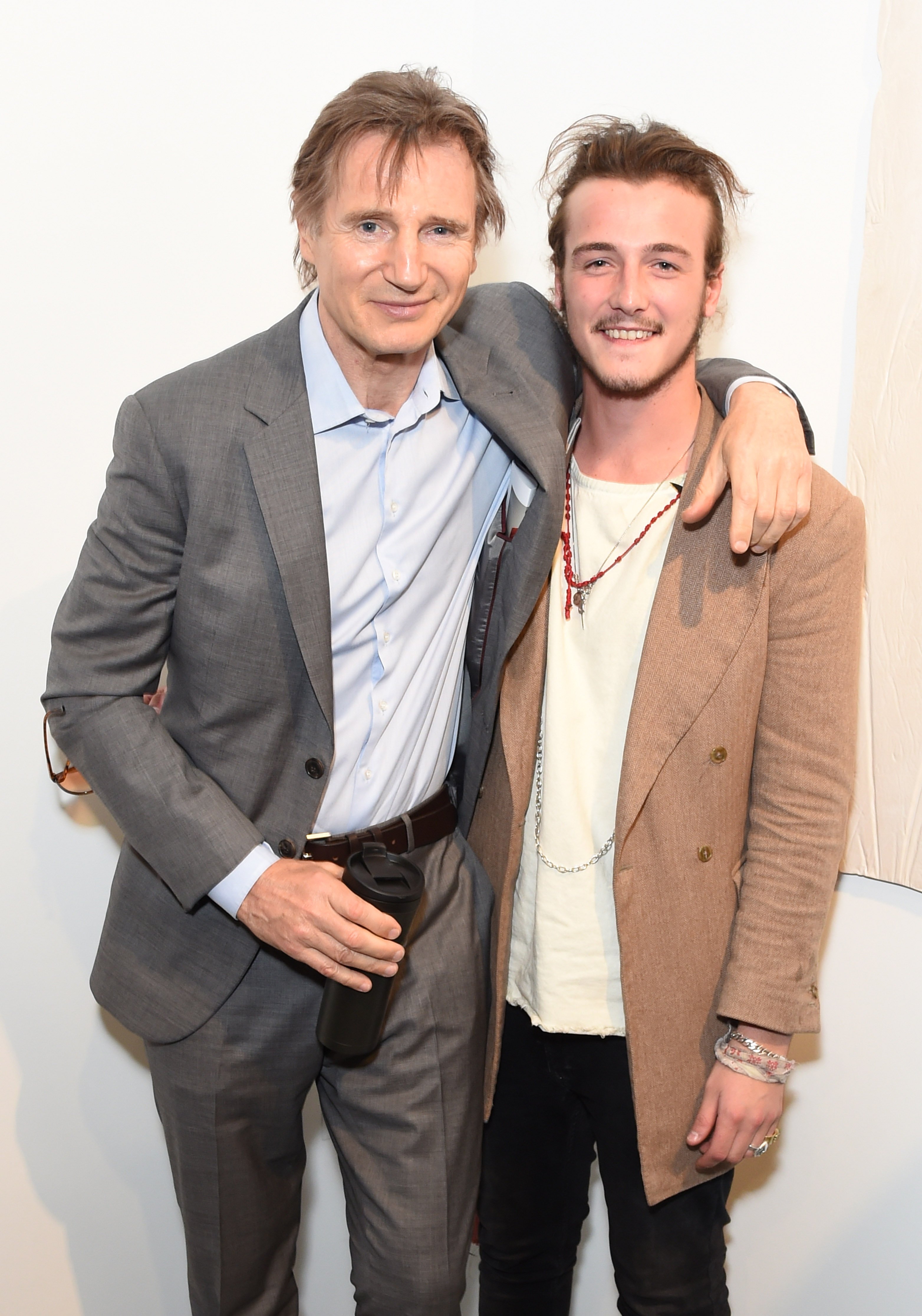 Liam Neeson y Micheál Neeson en la fiesta de lanzamiento de Maison Mais Non cuando Micheál inauguró una galería de moda en Soho, el 2 de junio de 2015. | Foto: Getty Images