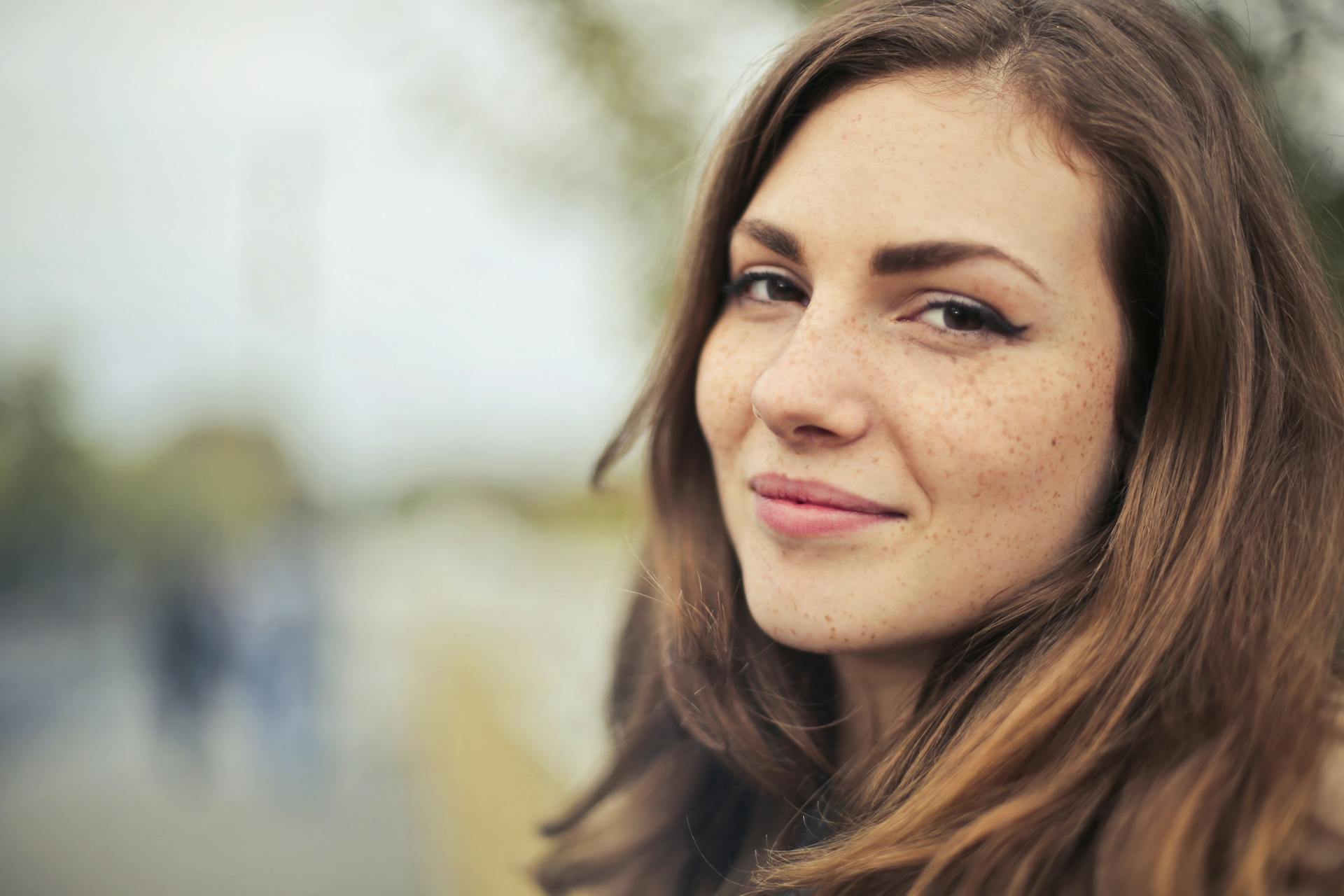 Una mujer sonriendo a la cámara | Fuente: Pexels