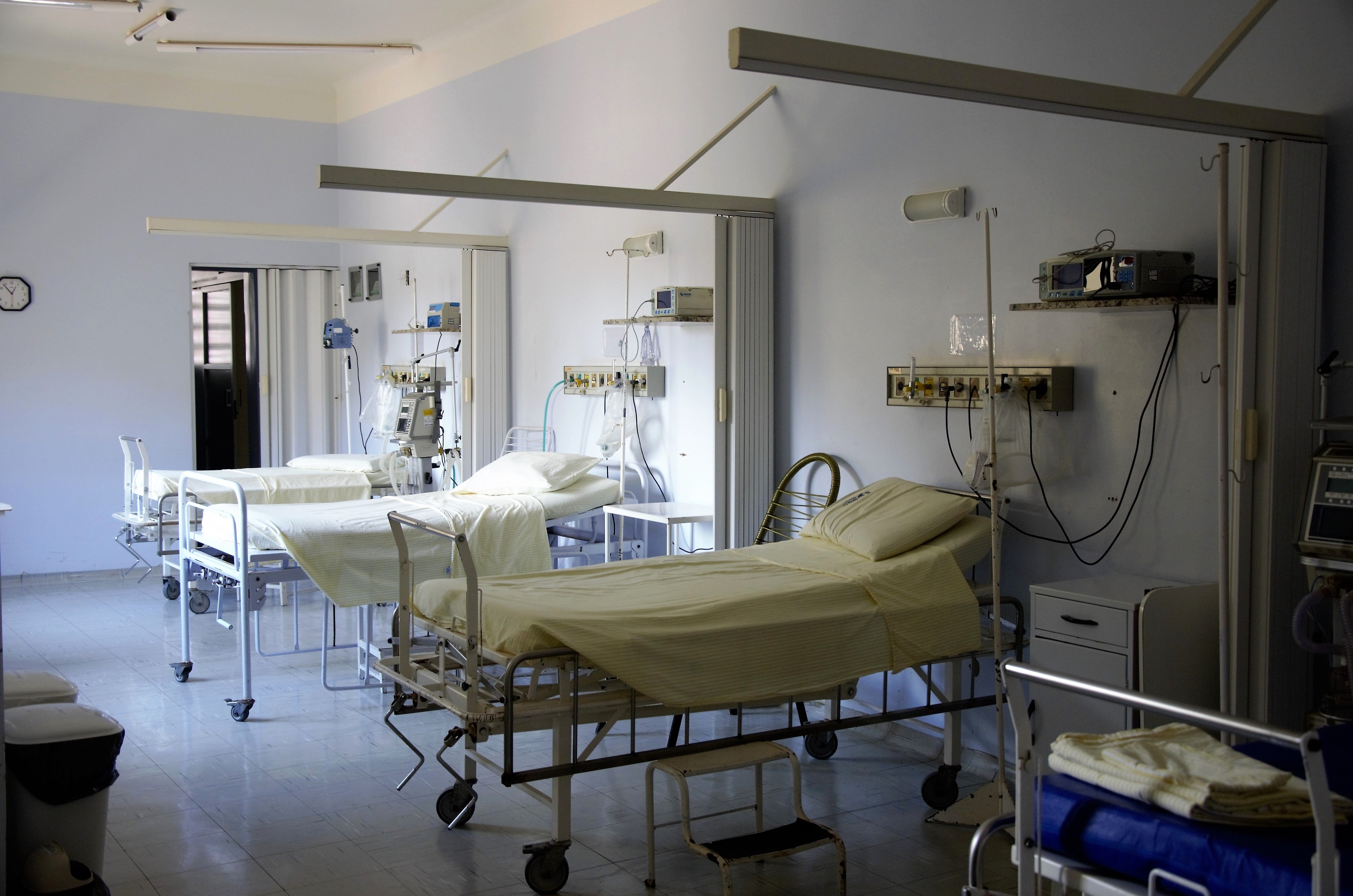 Pictured - Empty white hospital beds and equipment | Source: Pexels  