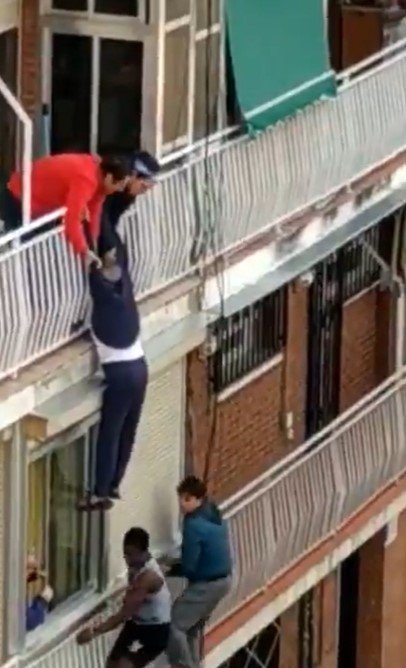 Anciano colgando de balcón. | Foto: Captura de pantalla de Twitter/PerdigueroSIPEp