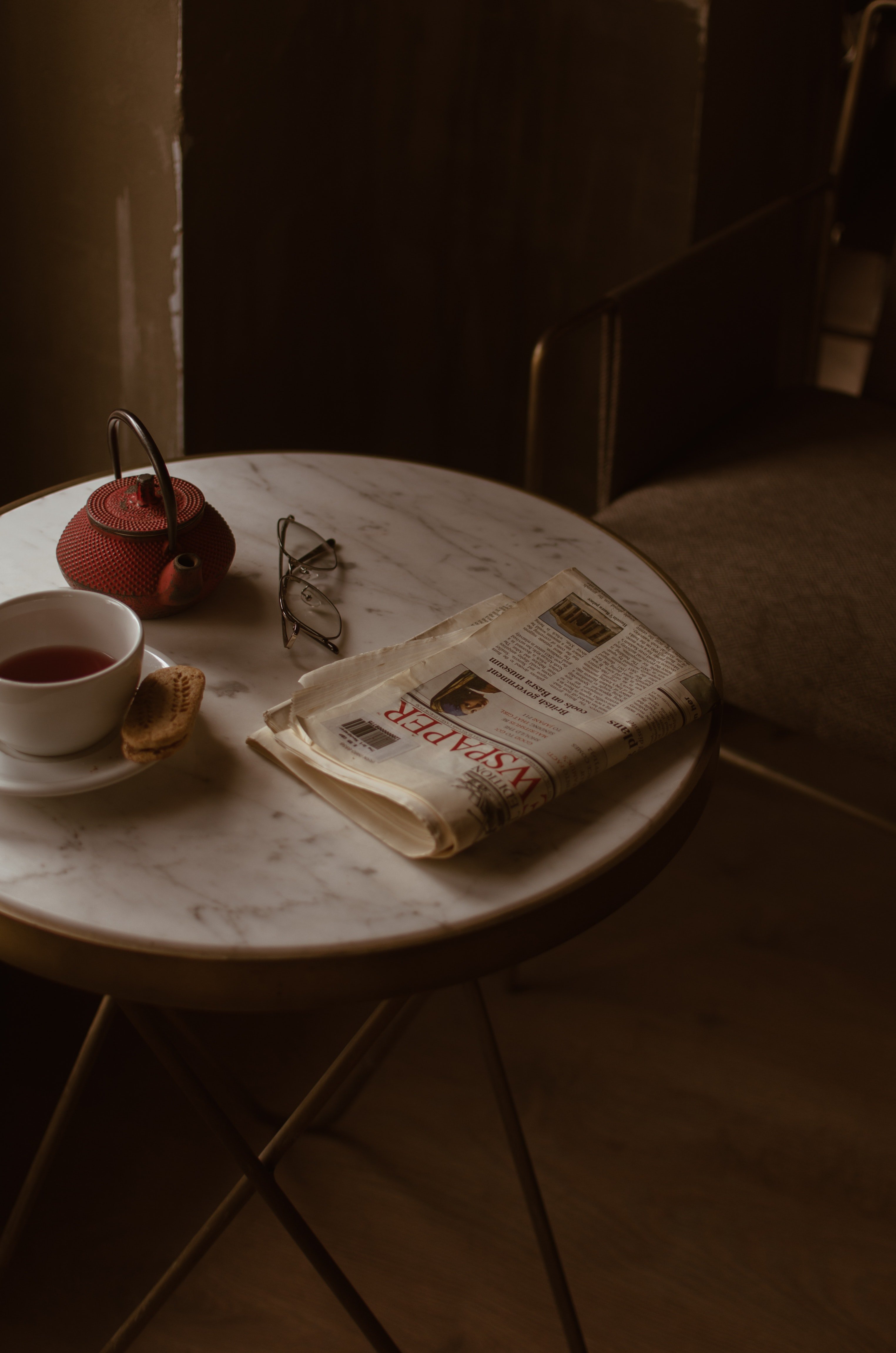 Mesa con un periódico y una taza de café. | Foto: Pexels