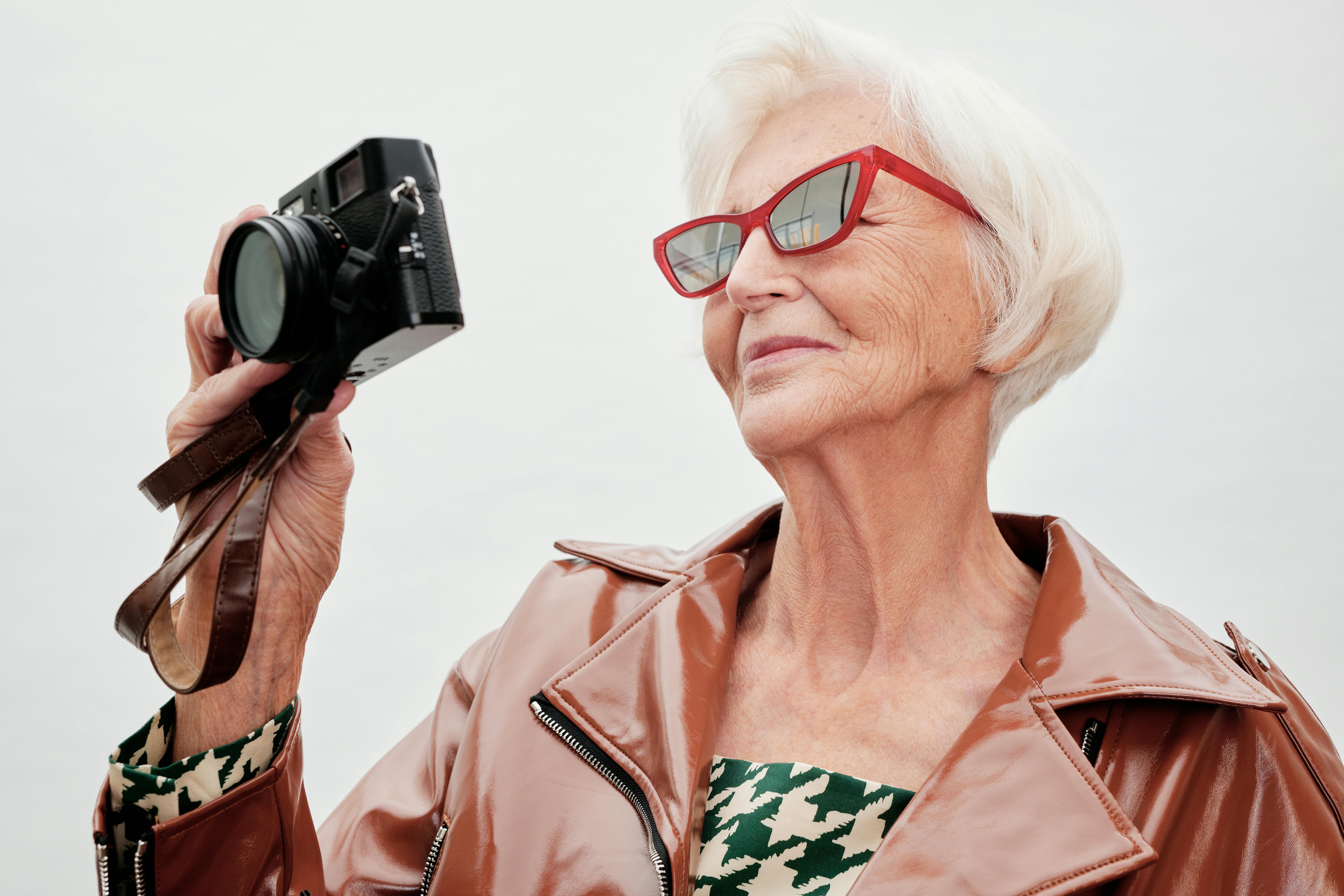 Woman holding a camera | Source: Pexels