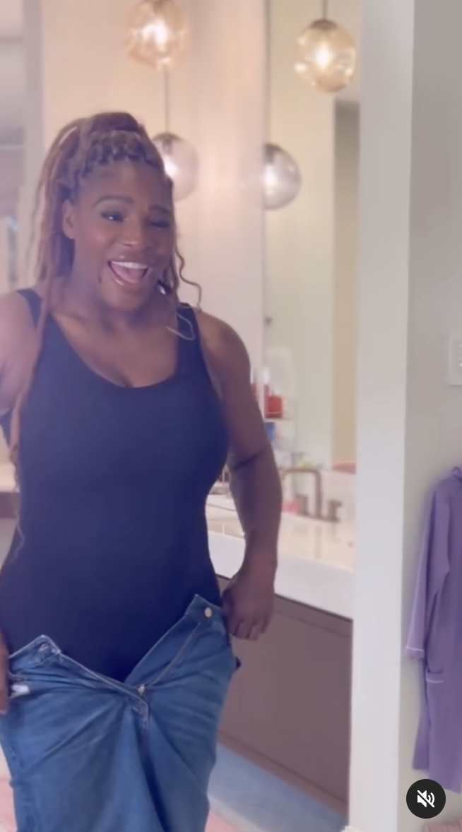 Serena Williams is struggling to fit into her Valentino denim skirt, as seen in a video dated January 29, 2024 | Source: Instagram/serenawilliams