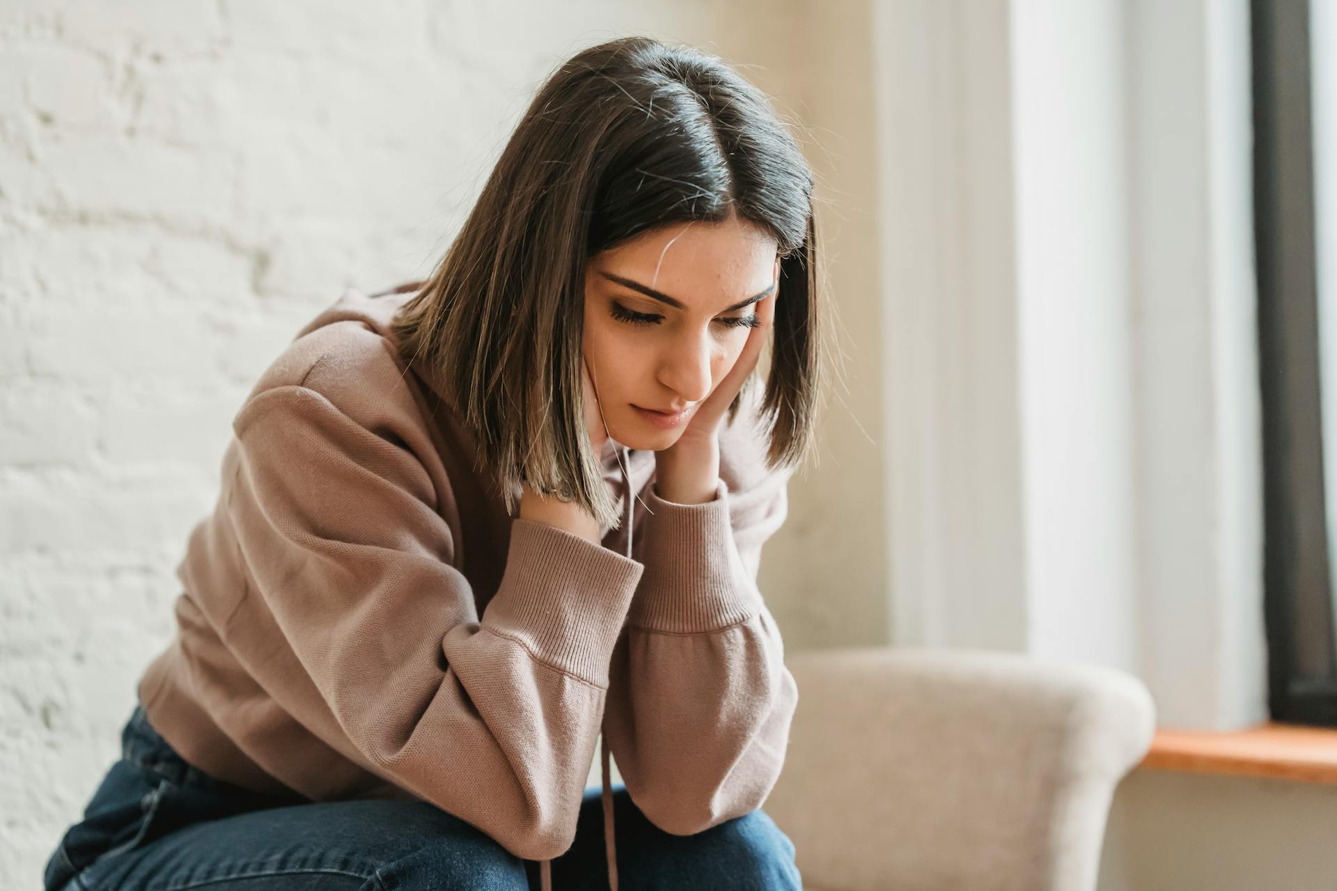 An upset woman sitting on the couch | Source: Pexels