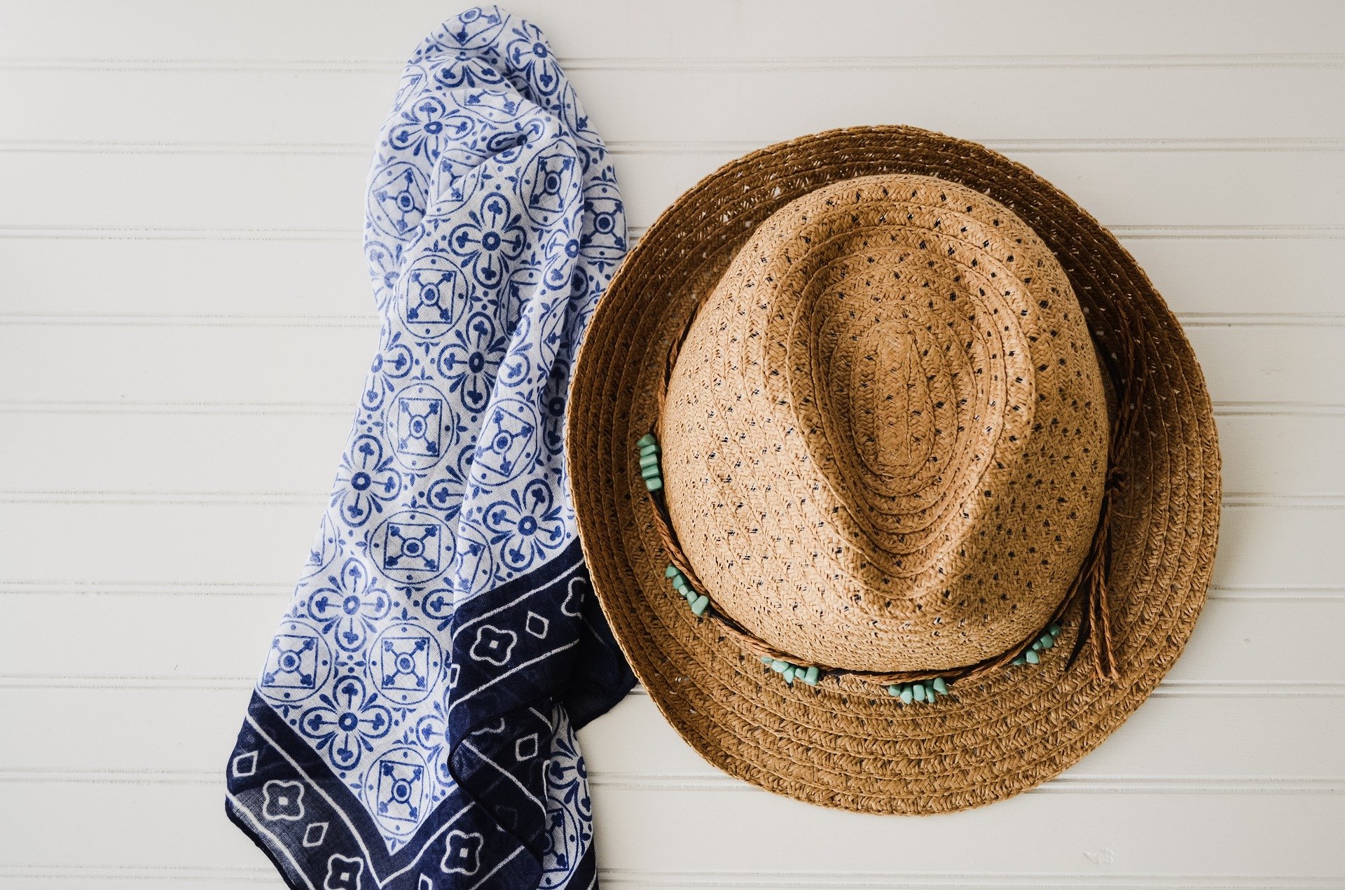 Un foulard et un chapeau. | Photo : Pixabay Un foulard et un chapeau. | Photo : Pixabay