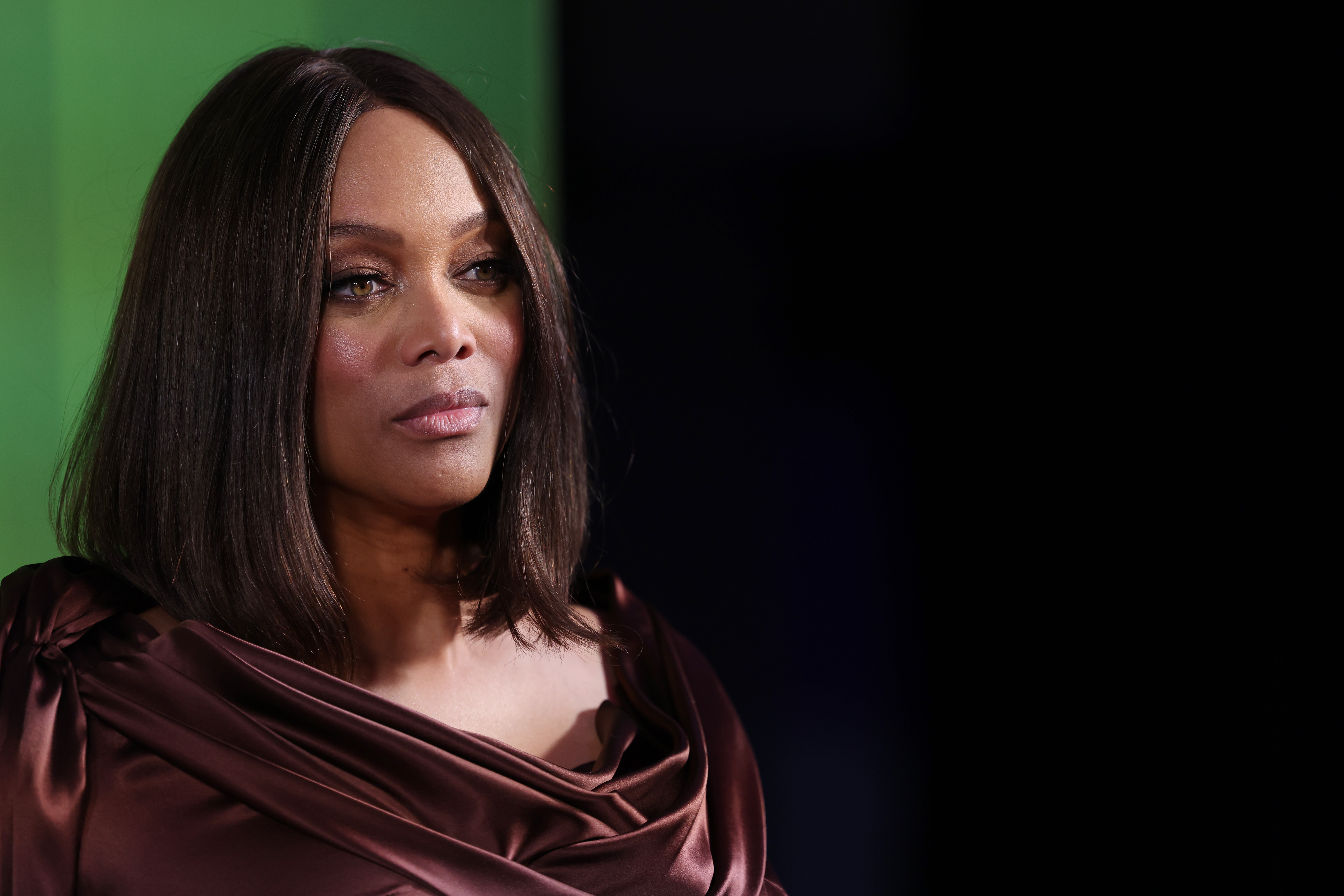 With a calm, regal gaze, Tyra Banks showcases a sleek bob and understated makeup at the "Freakier Friday" premiere, letting her natural beauty take center stage.