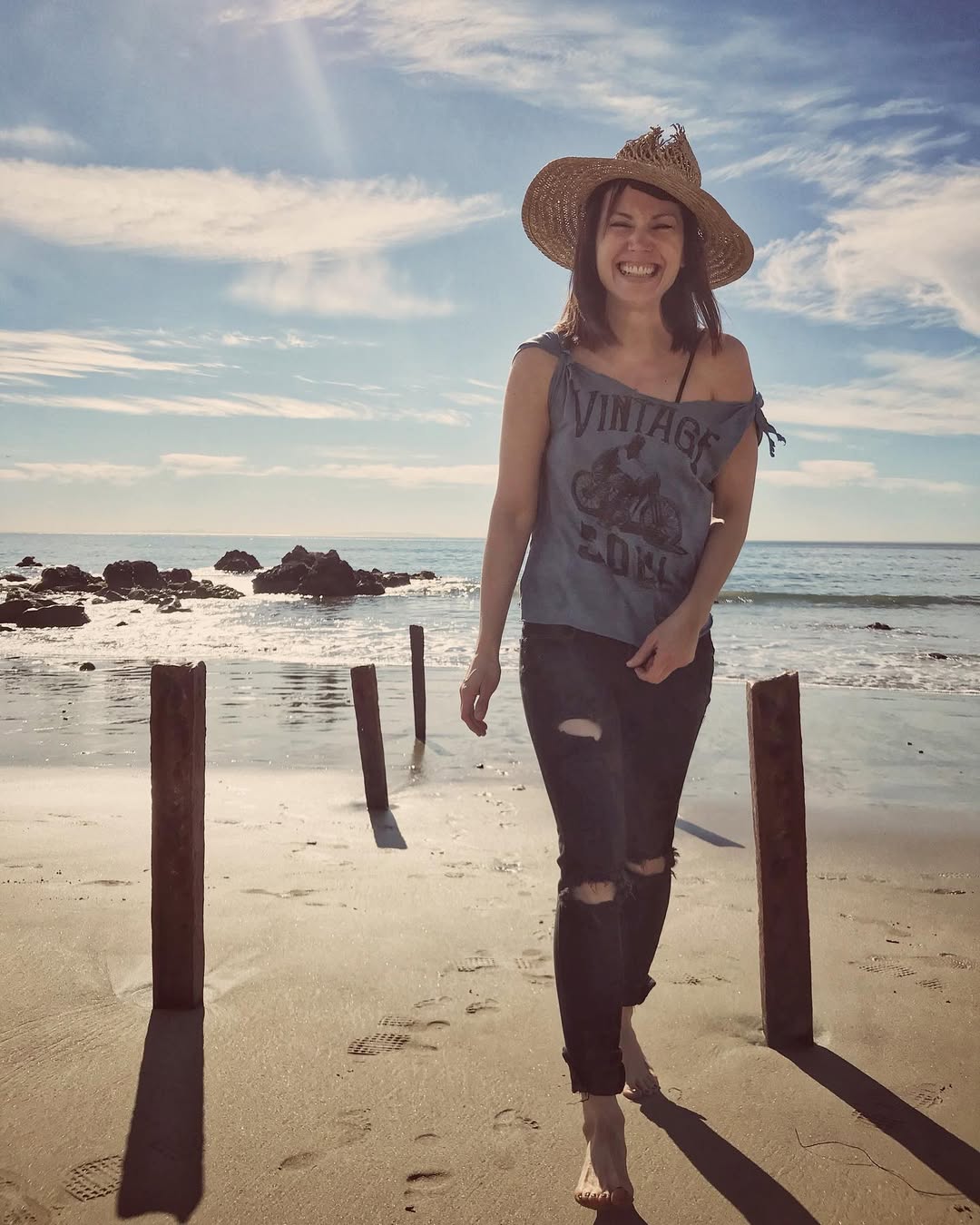 Heather McComb smiling as she walks on a beach, posted on January 8, 2020. | Source: Instagram/heatmccomb