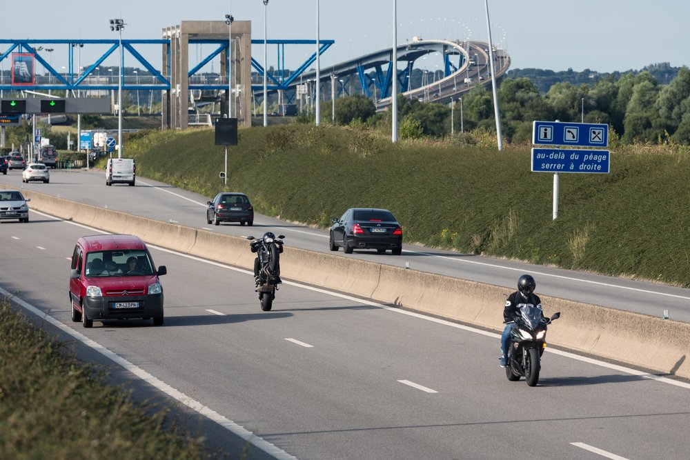 Des motards sur une voie publique | Source : Shutterstock
