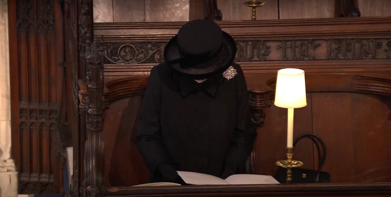 La reina Elizabeth, cabizbaja, durante el funeral. |Foto: YouTube/ElPais