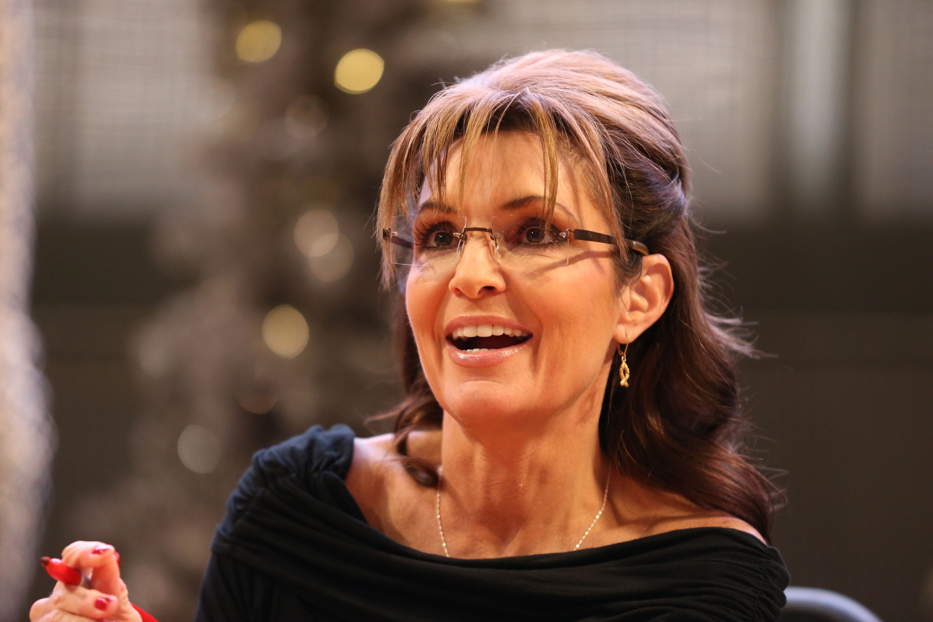 Sarah Palin signs copies of her book on November 21, 2013 at Mall of America, Minnesota. | Source: Getty Images
