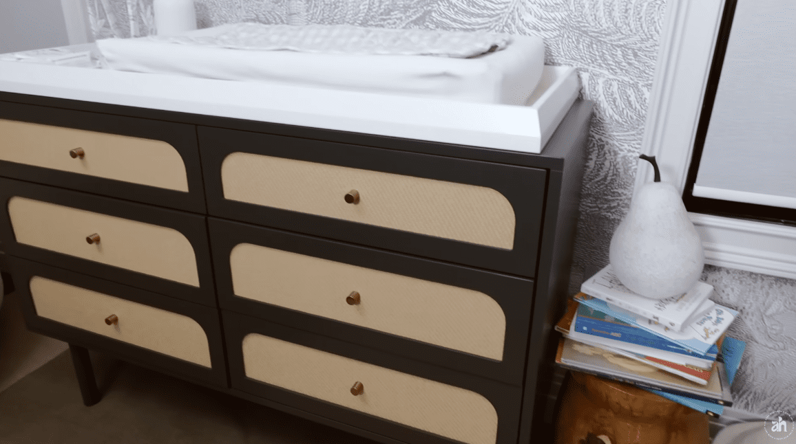 Un des meubles de la chambre du bébé de Drew Scott et Linda Phan. | Source : YouTube/At Home with Linda & Drew Scott