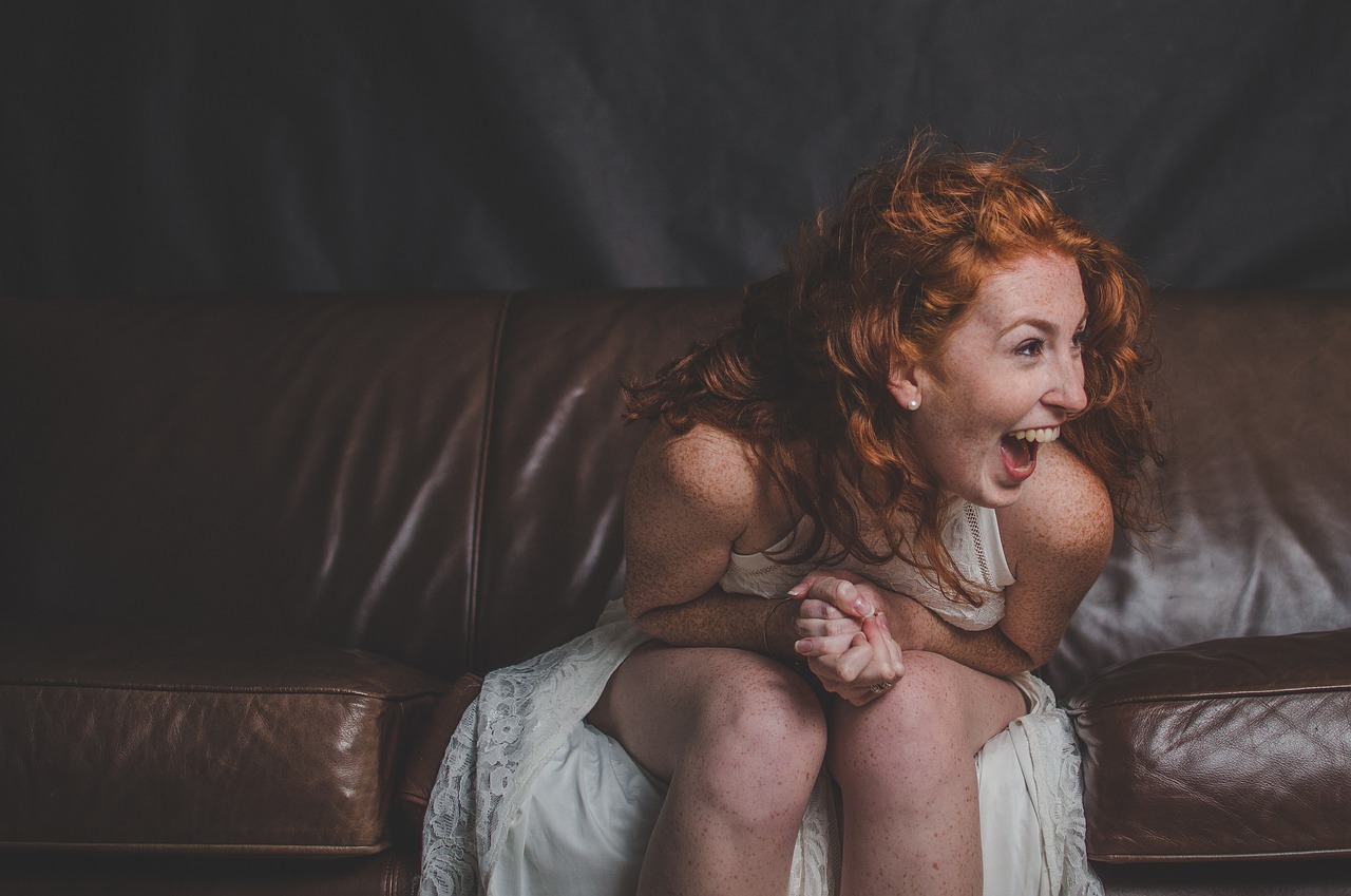 A woman laughing. │Source: Pixabay