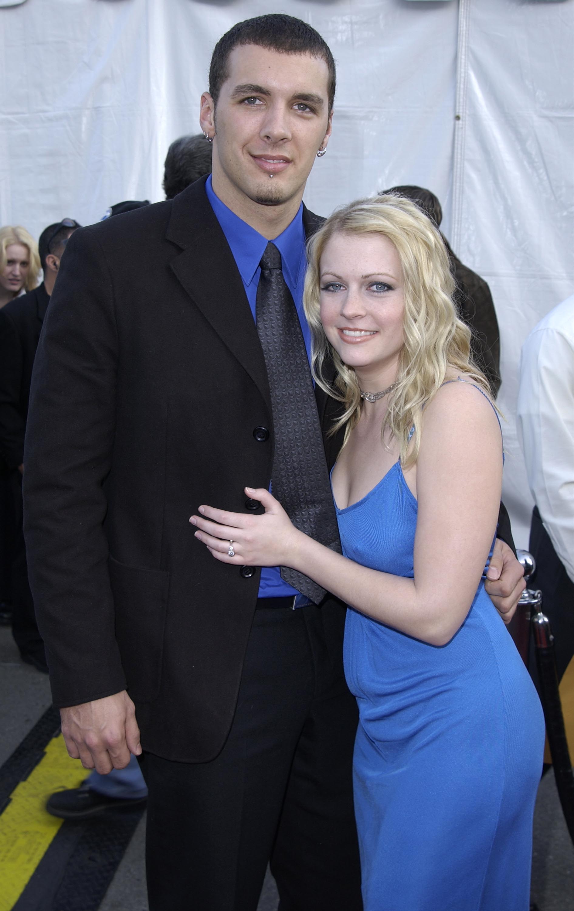 Mark Wilkerson and Melissa Joan Hart at the 30th Annual American Music Awards (AMA) in Los Angeles, on January 13, 2003. | Source: Getty Images