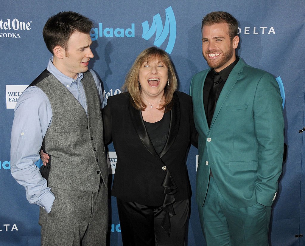  Actor Chris Evans, his mom Lisa Evans and brother Scott Evans arrive at the 24th Annual GLAAD Media Awards on April 20, 2013 in Los Angeles, California | Source: Getty Images