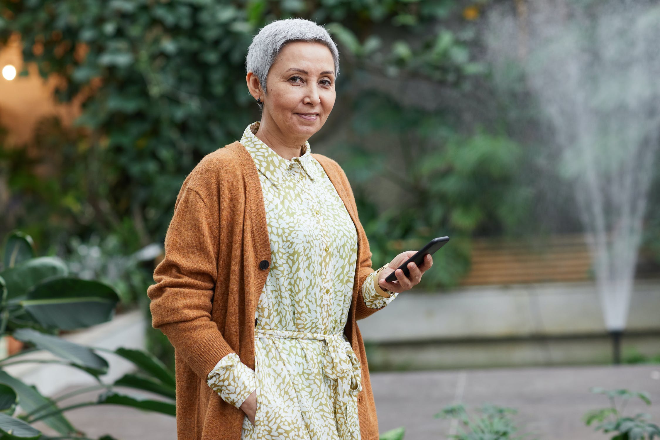 Eine ältere Frau mit Handy | Quelle: Pexels