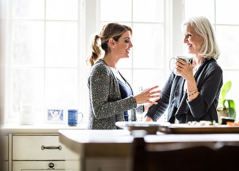 Photo to women having coffee during a discussion in the kitchen | Photo: Getty Images