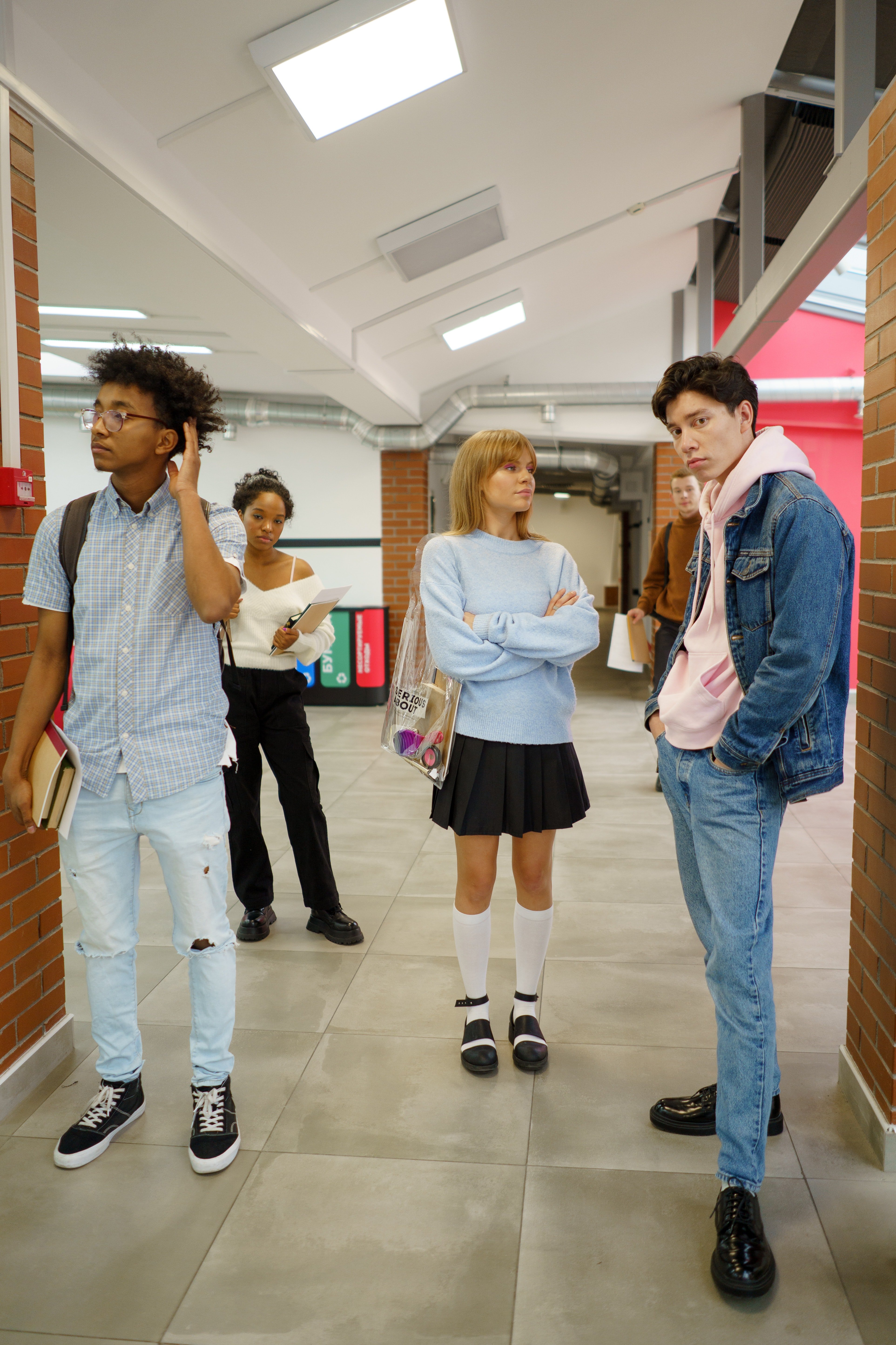 A couple of students standing in the hallway | Photo: Pexels