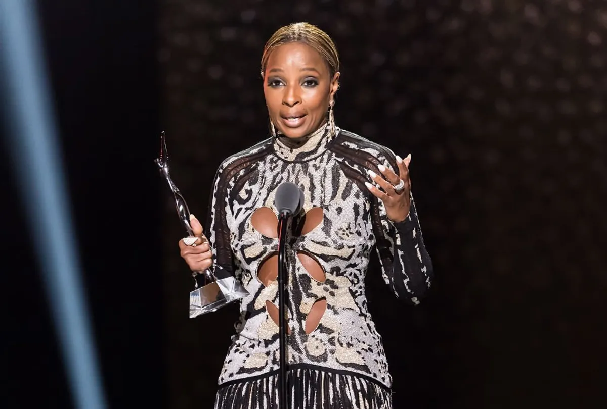 Mary J Blige receiving an award on stage at the 2018 Black Girls Rock! in Newark, New Jersey. | Photo: Getty Images