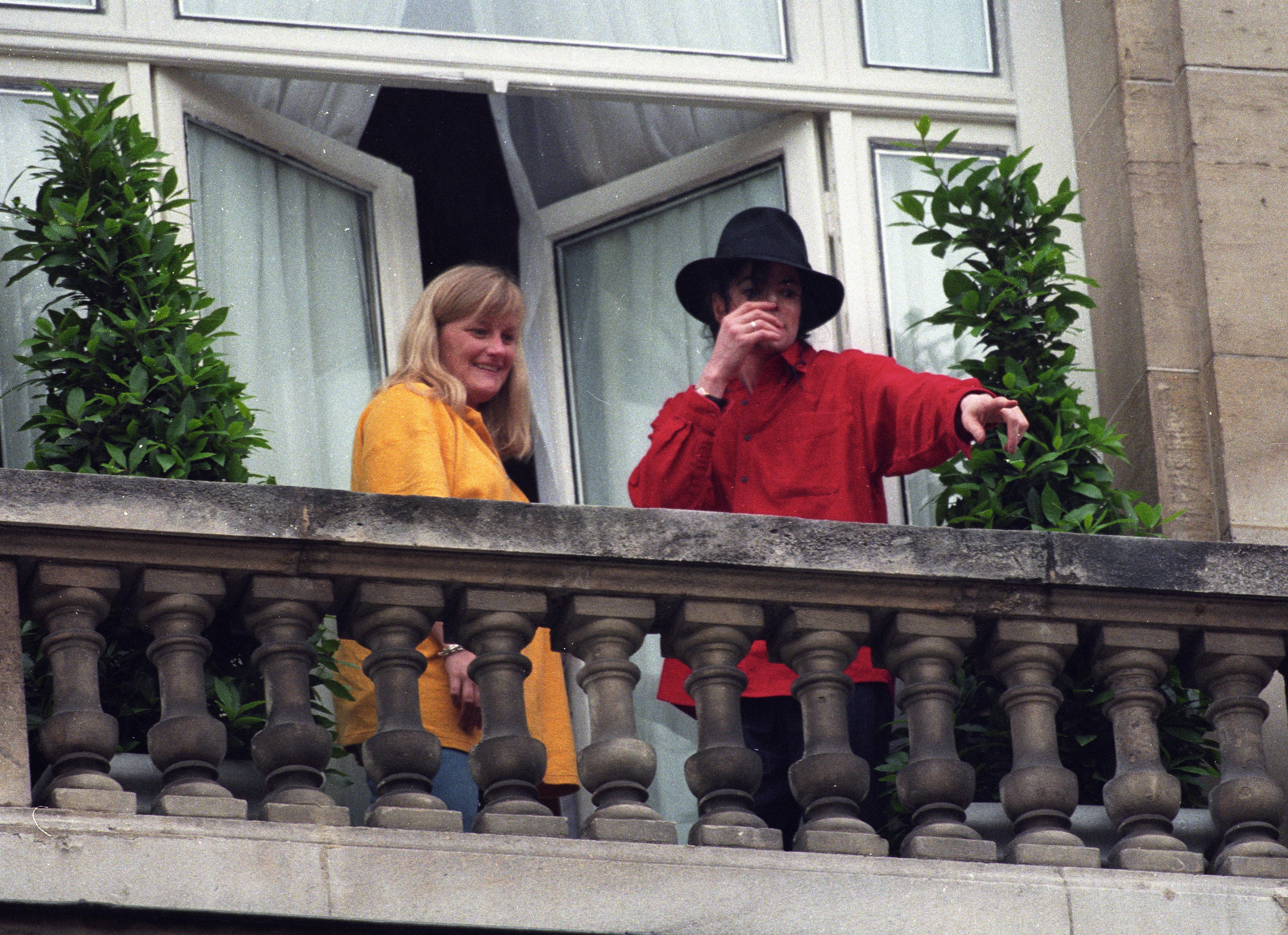 Debbie Rowe and Michael Jackson spotted out on a balcony in Paris, France in 1997. | Source: Getty Images