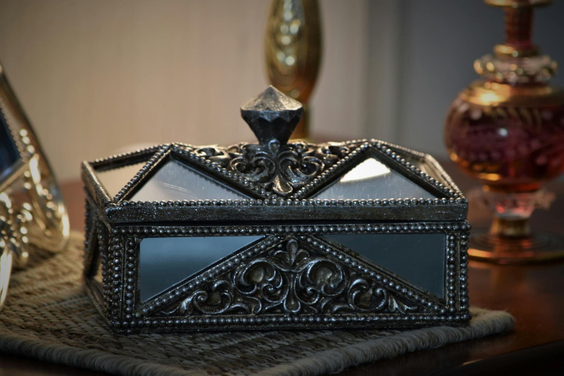 A black jewelry box | Source: Pexels