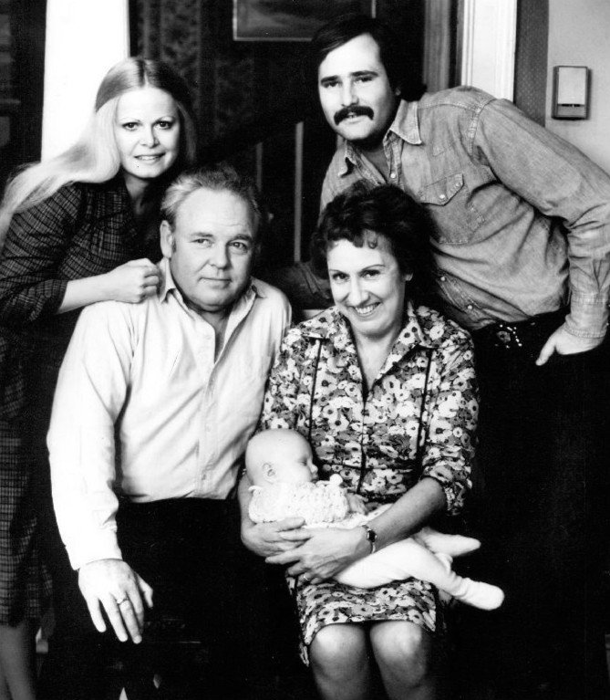"All in the Family" cast of 1976. Standing are Sally Struthers (Gloria) and Rob Reiner (Michael); seated are Archie (Carroll O'Connor) and Edith (Jean Stapleton), who is holding the child who played the Bunker's grandson, Joey. | Source: Wikimedia Commons.