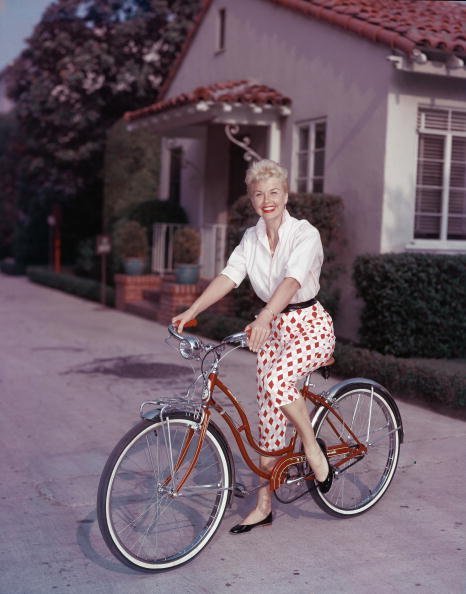 Actress Doris Day posing on a red Schwinn bicycle | Photo: Getty Images