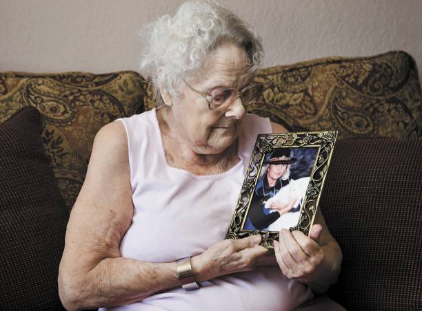 Brooke Mayo, 90, pictured September 4, 2013, in San Luis Obispo, holding a photo of her daughter who she gave up for adoption 70 years ago and has recently been reunited with her | Source: Getty Images