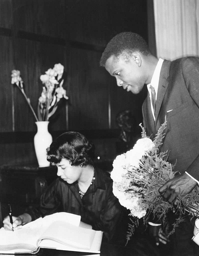Juanita Hardy and Sidney Poitier, circa 1960. | Source: Getty Images