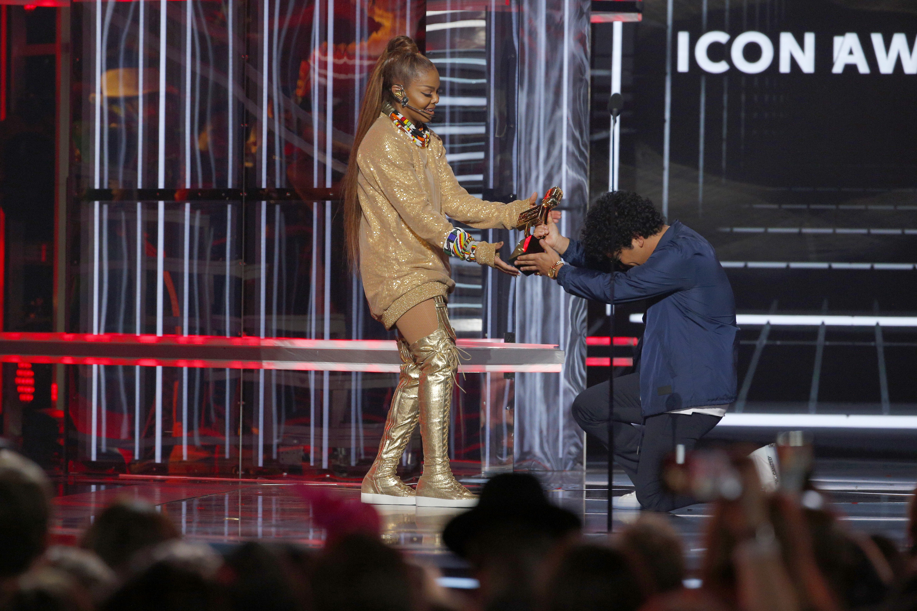 Janet Jackson and Bruno Mars at the Billboard Music Awards on May 20, 2018 | Source: Getty Images