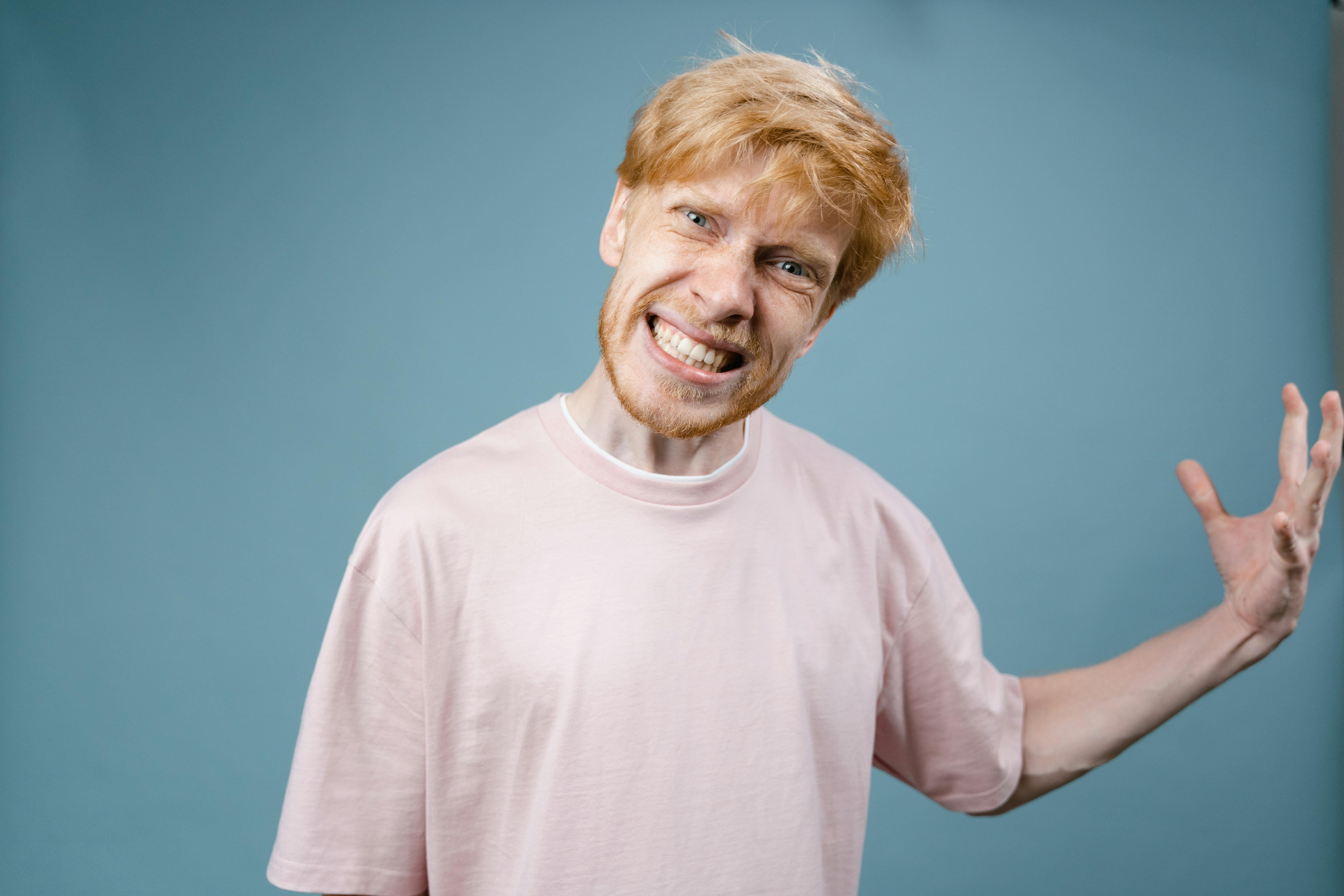 An angry man gesturing with his hand | Source: Pexels