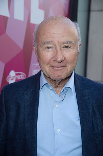 Le journaliste Olivier Mazerolle assiste à l'émission de télévision française 'Vivement Dimanche' au Pavillon Gabriel le 2 juin 2015 à Paris, France. | Photo : Getty Images Le journaliste Olivier Mazerolle assiste à l'émission de télévision française 'Vivement Dimanche' au Pavillon Gabriel le 2 juin 2015 à Paris, France. | Photo : Getty Images