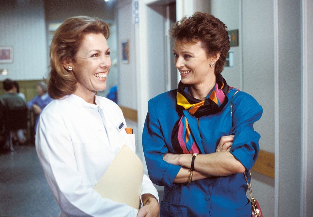 Gaby Dohm und Ilona Grübel in der ZDF-Serie "Schwarzwaldklinik", Folge 32 "Entzugserscheinung". (Photo by Peter Bischoff) I Quelle: Getty Images