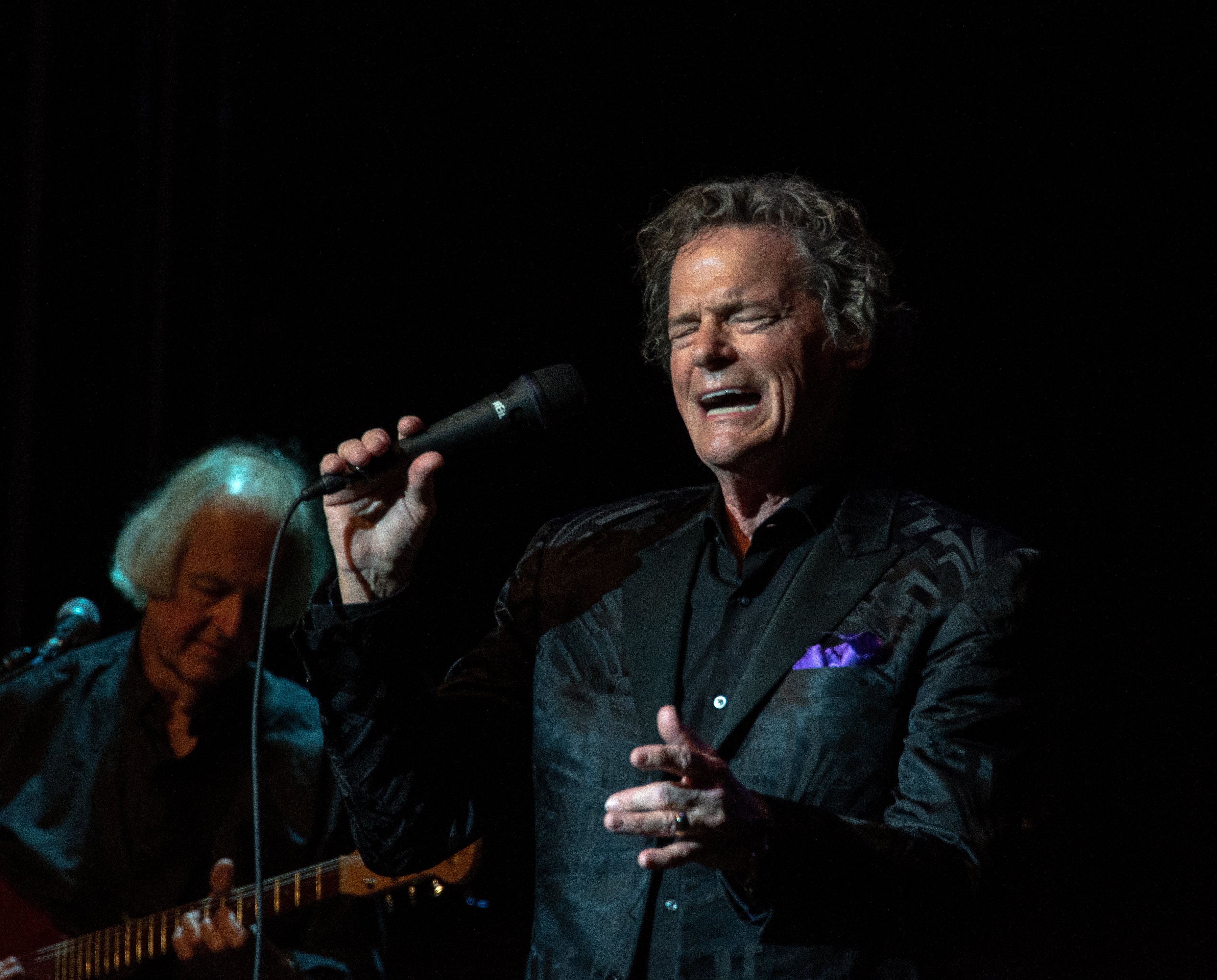 BJ Thomas performs on stage at the historic Granada Theater | Photo: Shutterstock
