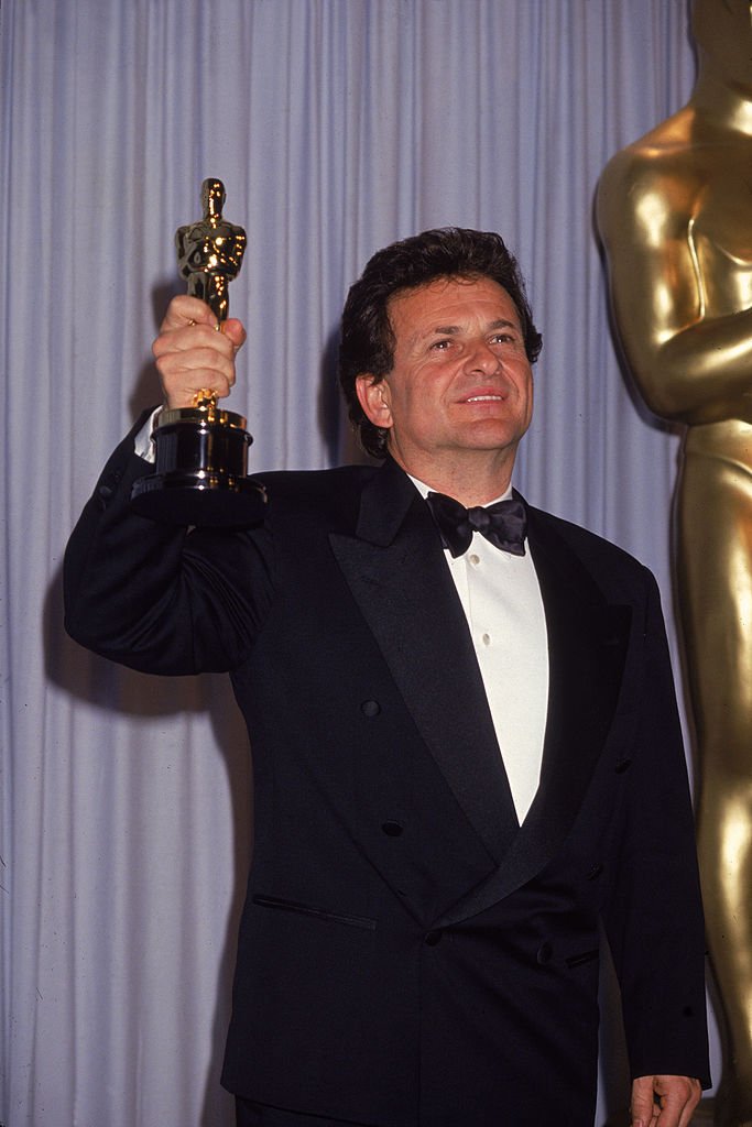 Joe Pesci smiles as he holds up his Oscar for Best Supporting Actor for his role in 'Goodfellas' at the 63rd Annual Academy Awards ceremony, | Getty Images / Global Images Ukraine