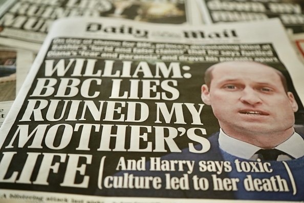 Un montage de quotidiens britanniques montre des titres de première page. | Photo : Getty Images