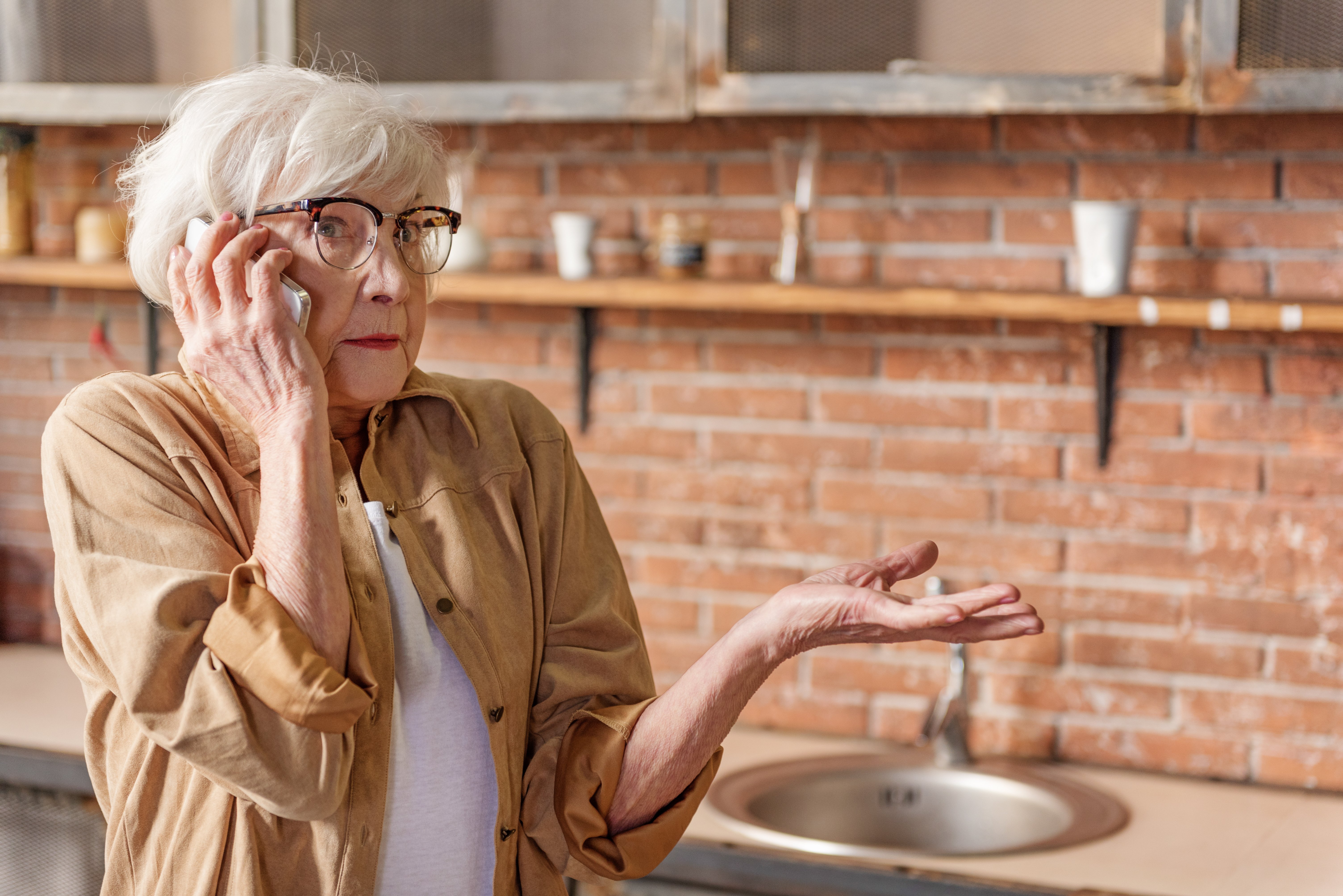 Mrs. Parker's neighbors called psychiatric facilities in the city to try and find her | Source: Shutterstock