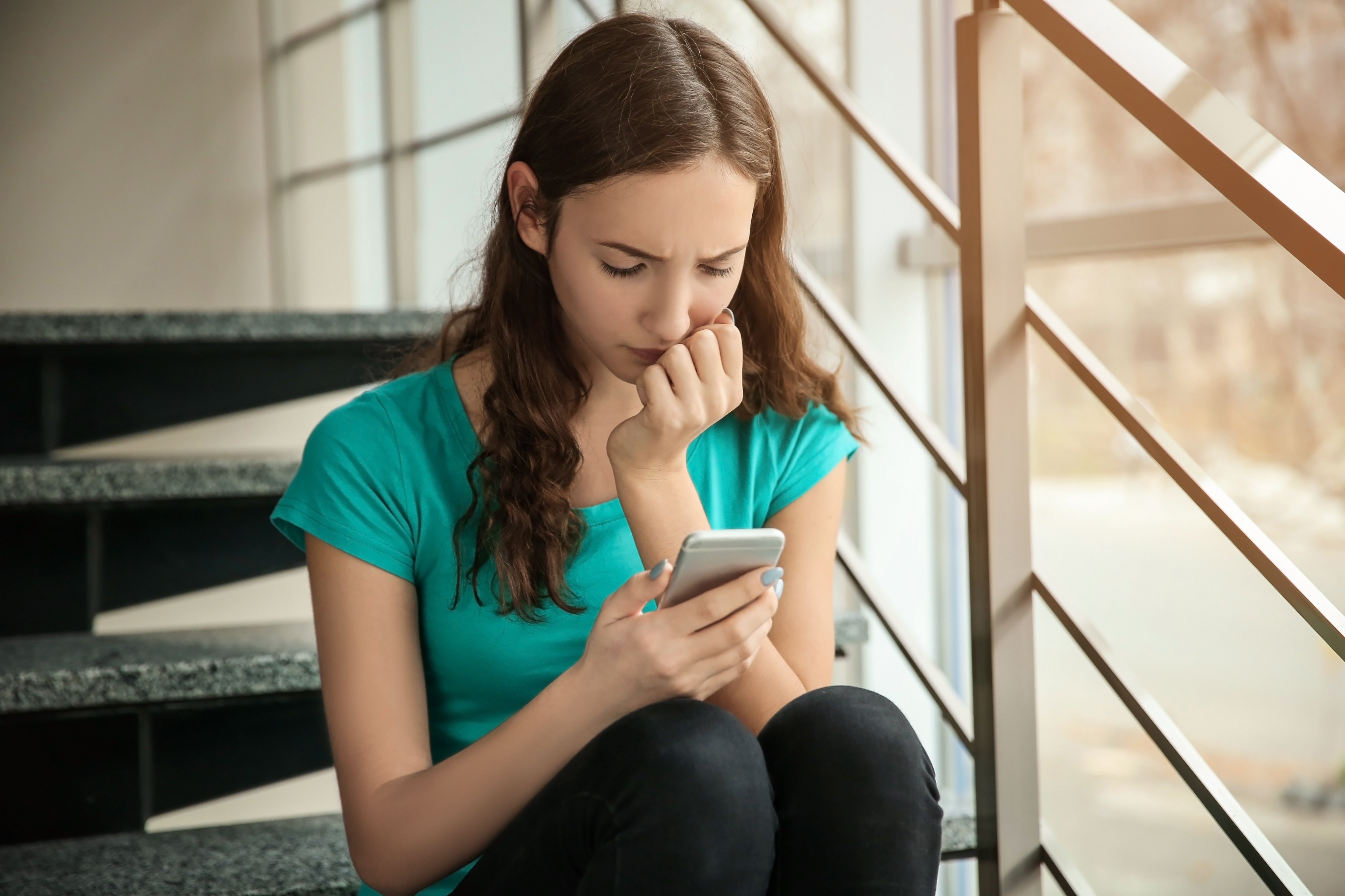 A teenage girl catching up with friends online. | Photo: Shutterstock