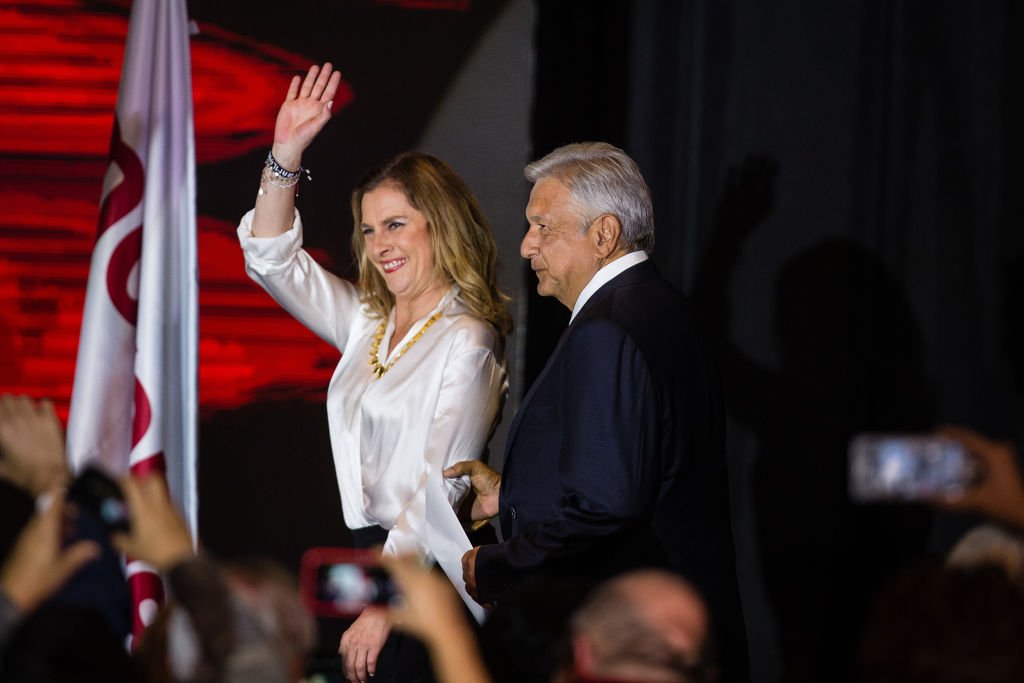 AMLO y su esposa llegan a un hotel para dar un discurso tras su victoria en las elecciones presidenciales de México.| Fuente: Getty Images AMLO y su esposa llegan a un hotel para dar un discurso tras su victoria en las elecciones presidenciales de México.| Fuente: Getty Images