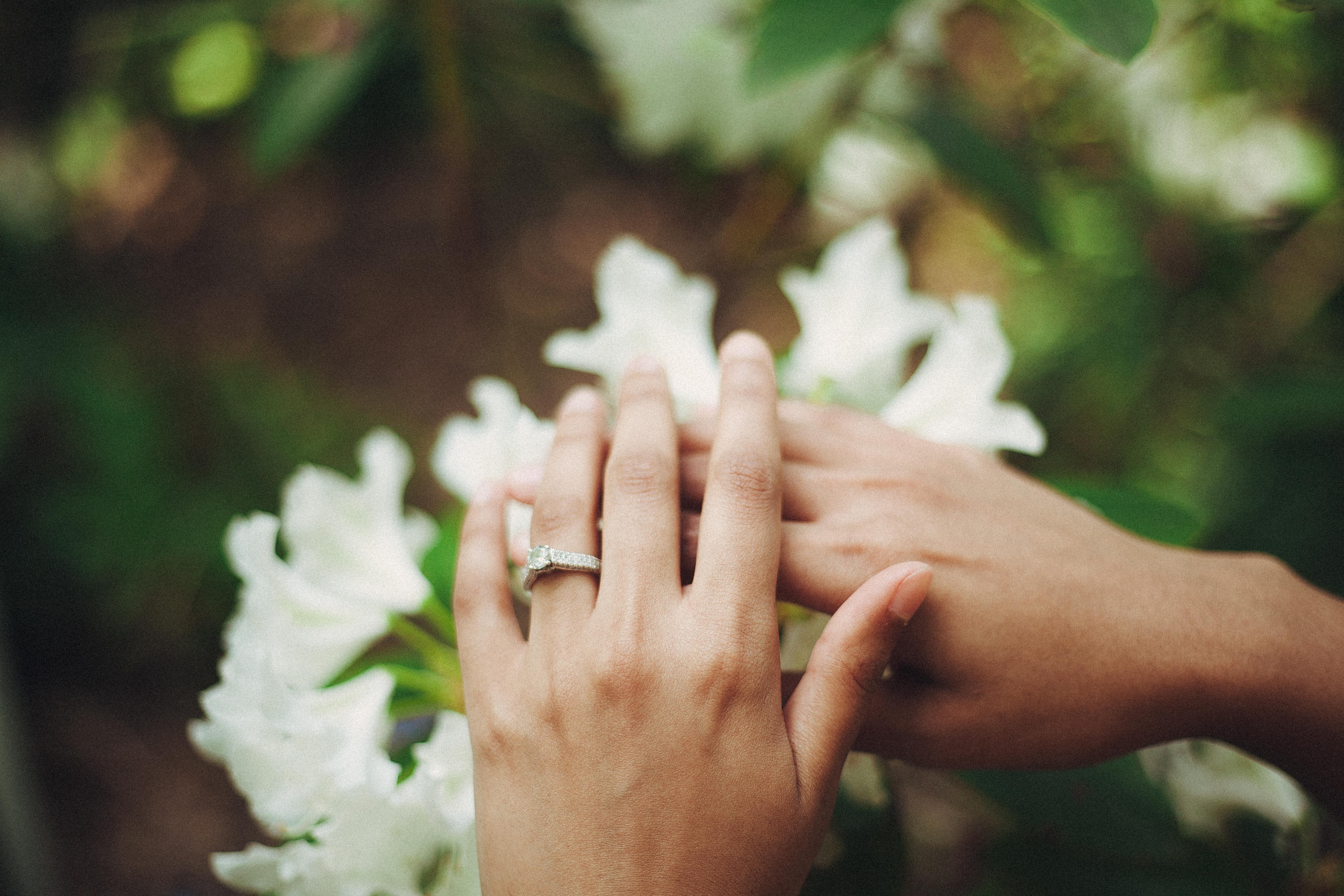A woman's hand with an engagement ring | Photo: Pexels
