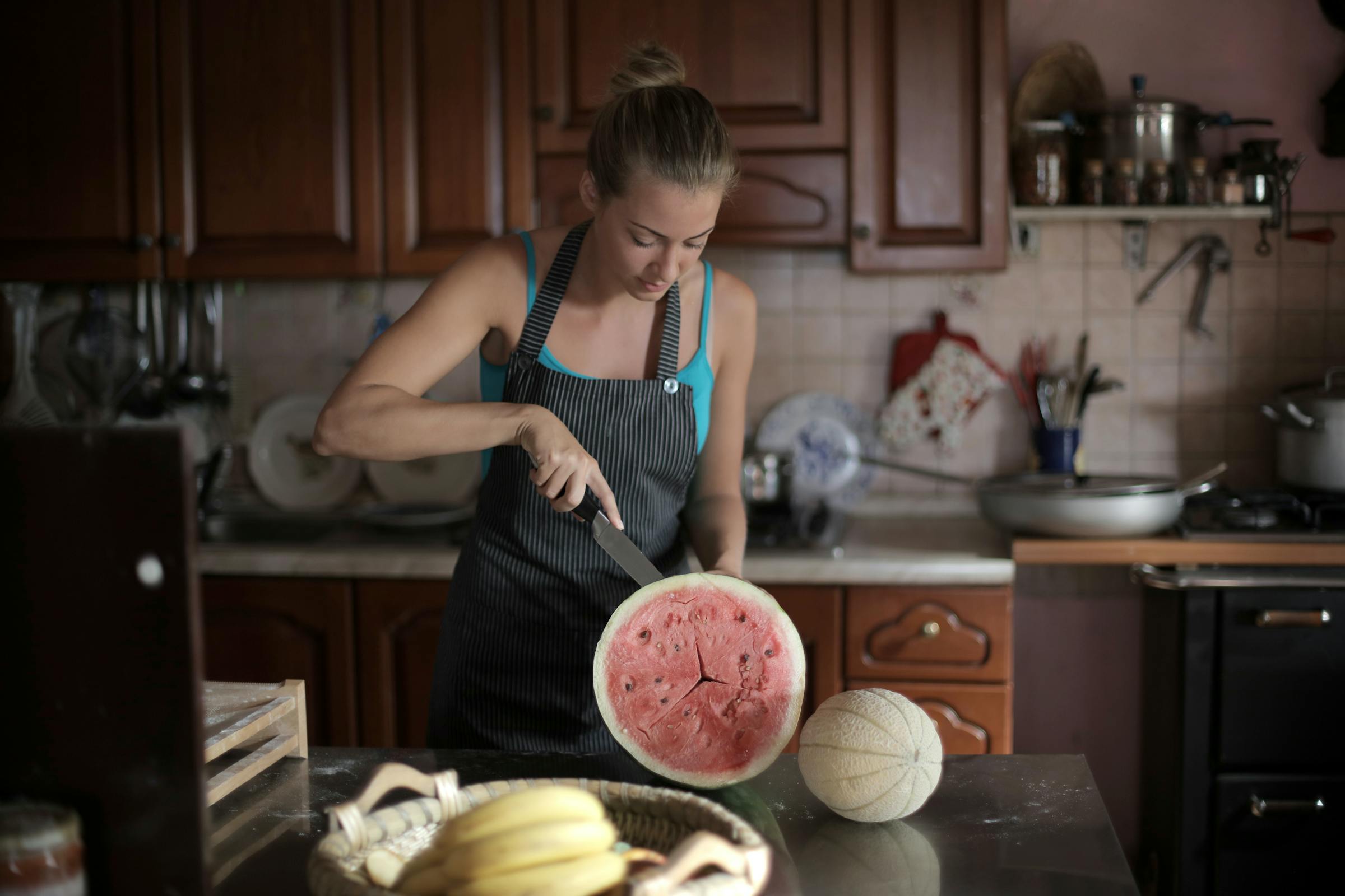 Woman cutting a watermelon | Source: Pexels