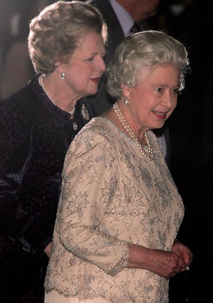 La ex primera ministra británica con la reina Isabel II el 13 de octubre de 2005 en Londres, Inglaterra. │ Foto: Getty Images